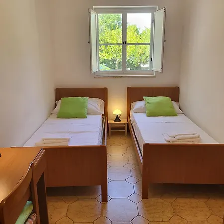 Isabella - * オストゥーニ