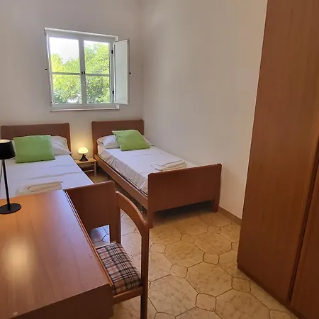 Isabella - * オストゥーニ